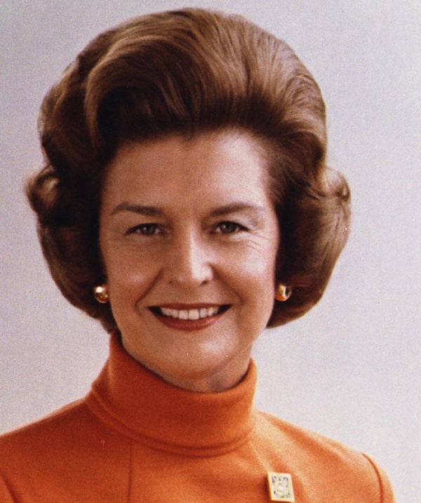 Betty_Ford、_official_White_House_photo_color _1974_(出现)